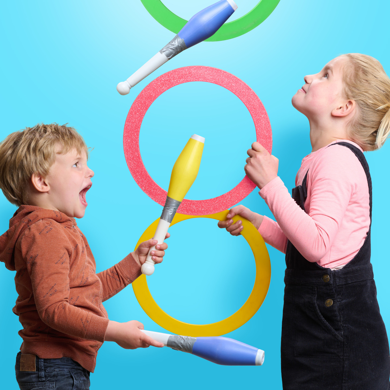 Kinderen zijn aan het jongleren