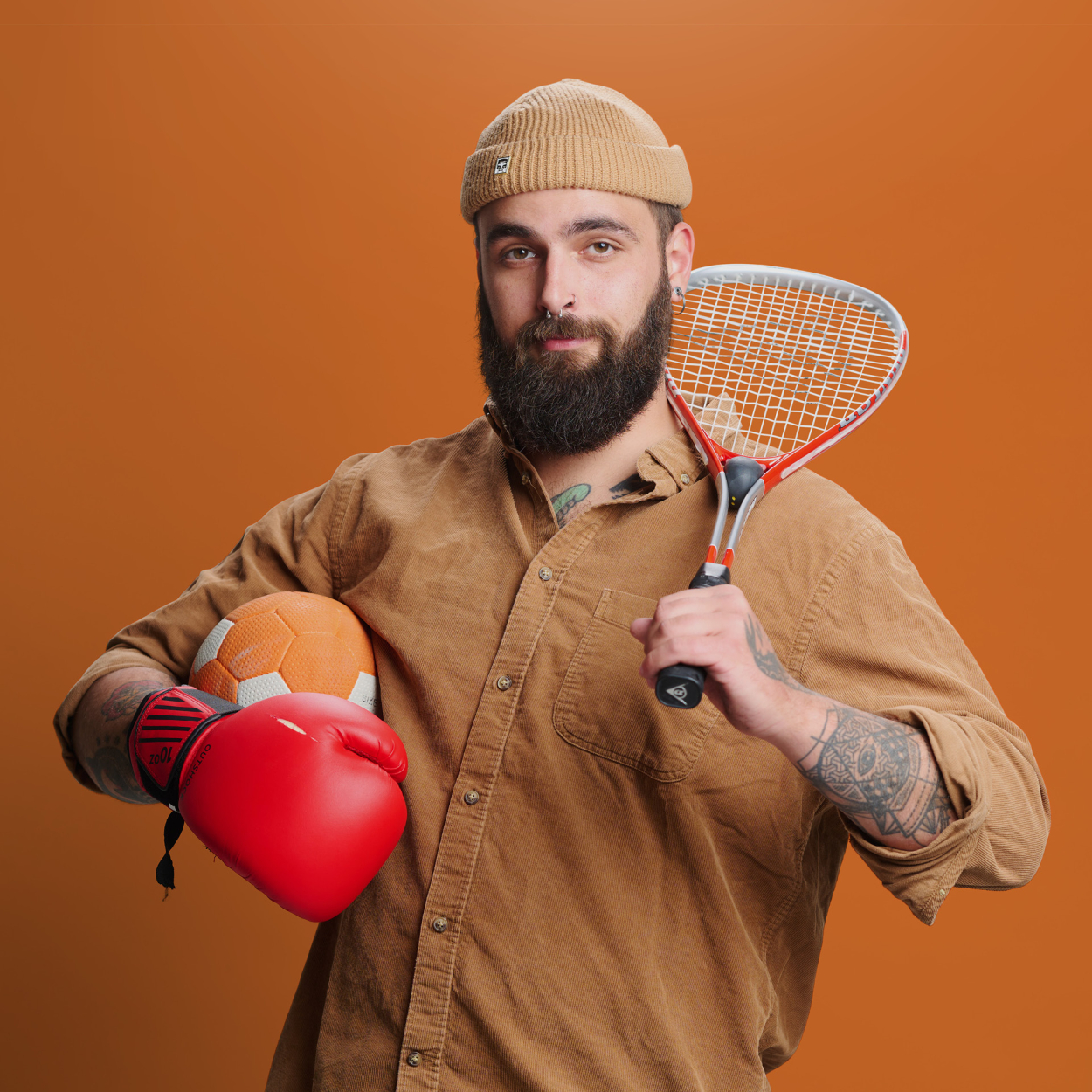 Man in overal met sportspullen