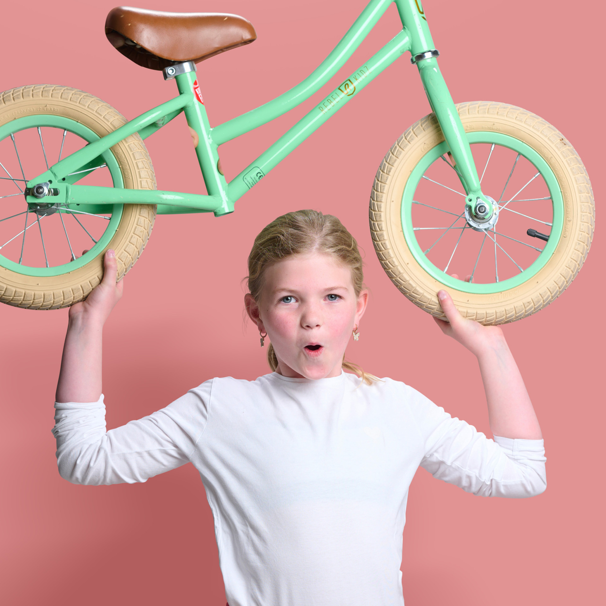 jong meisje heft een fietsje op