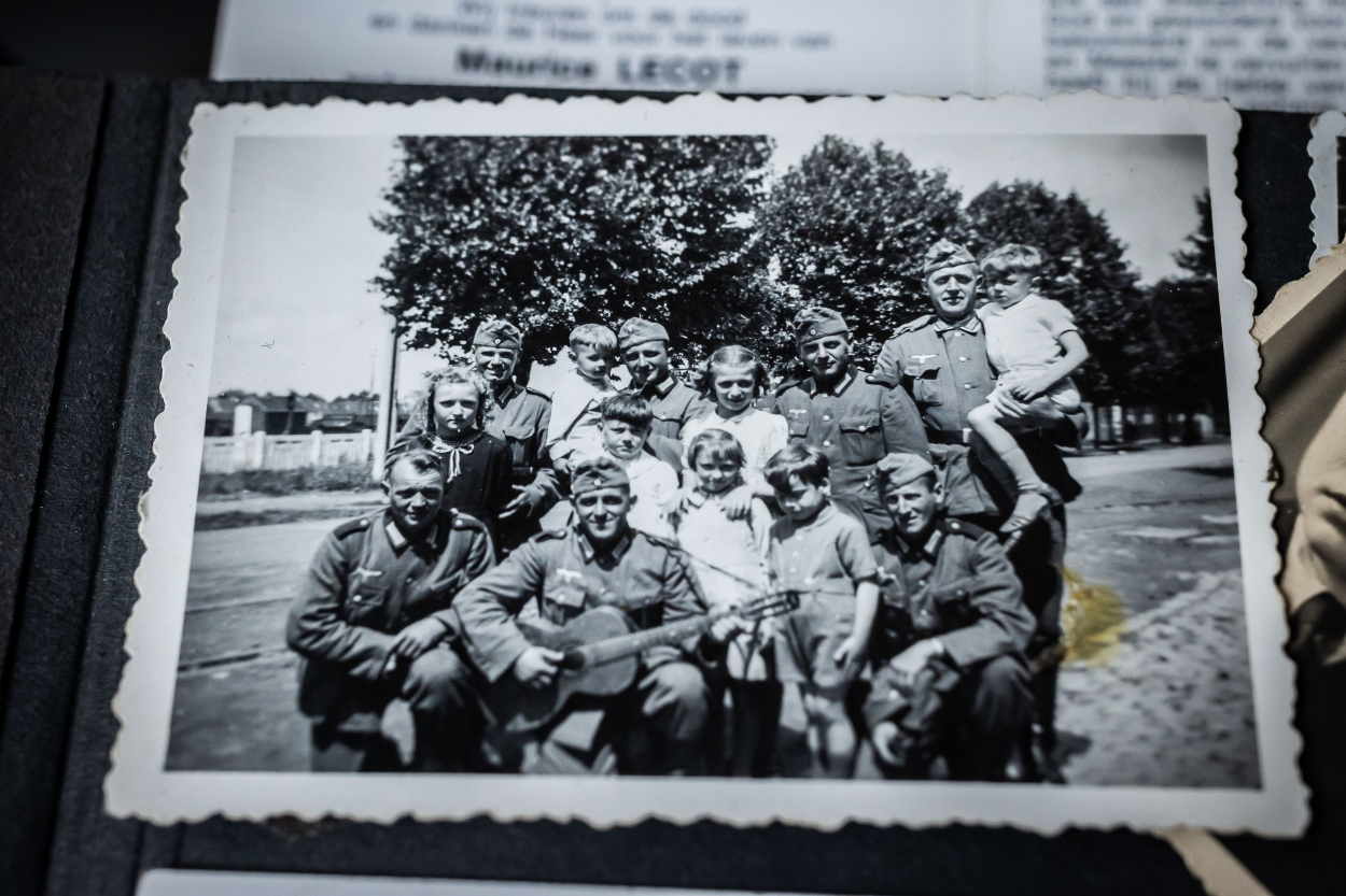 Willy en zijn broer met de Duitse soldaten