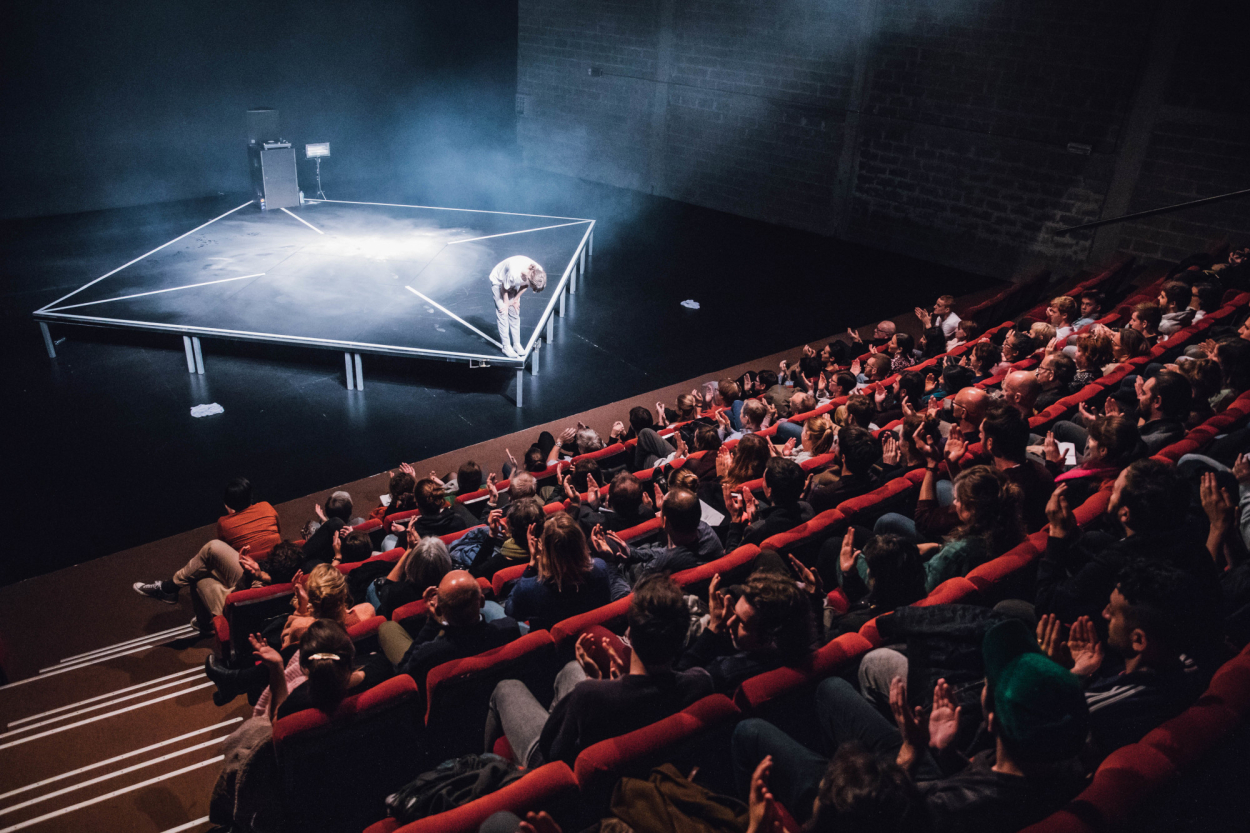zaal met podium