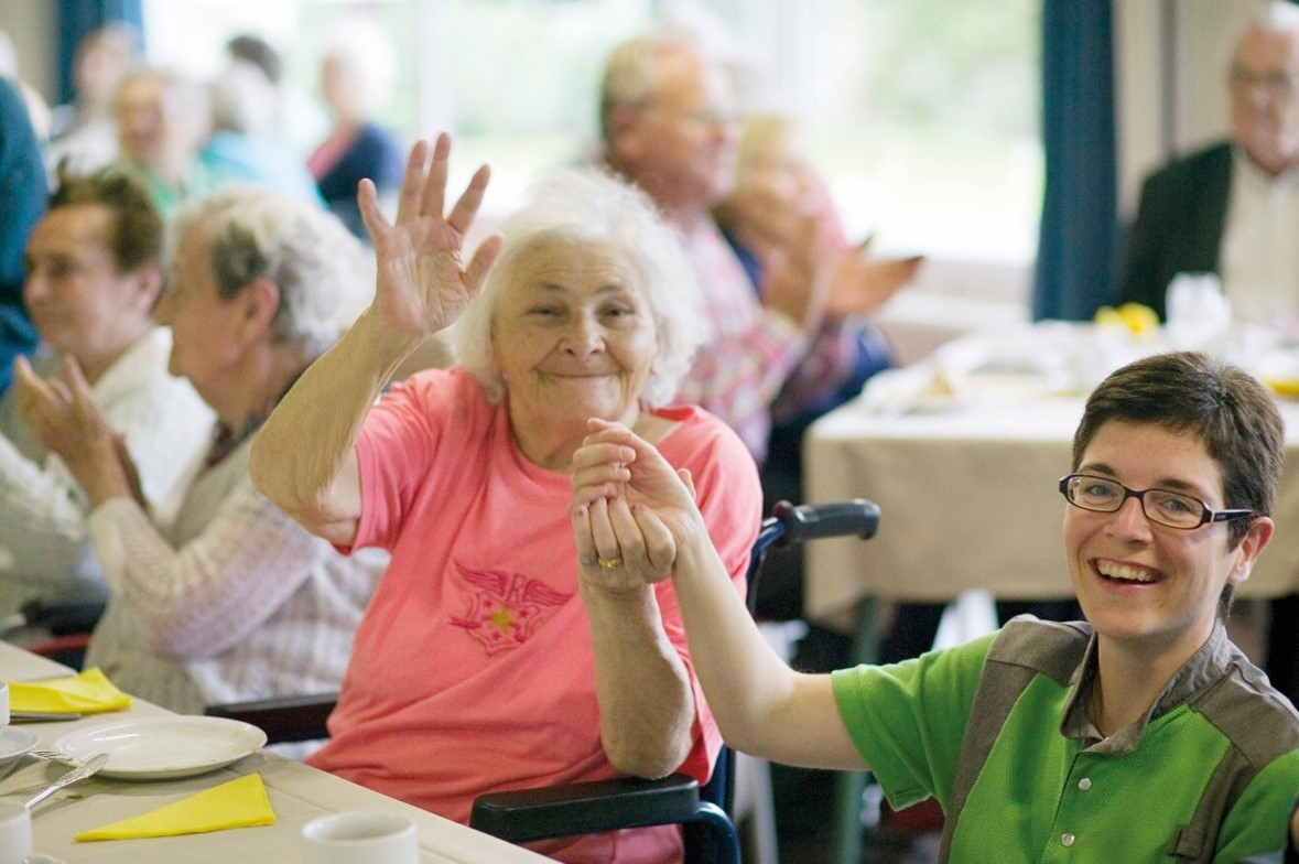 Bewoners aan tafel in een woonzorgcentrum