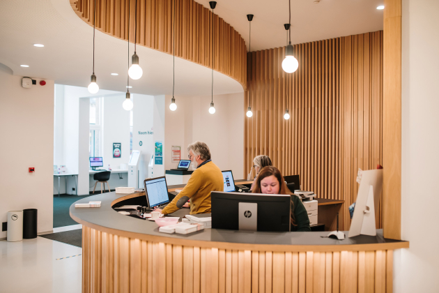 Foto maatschappelijk werker sociale dienst
