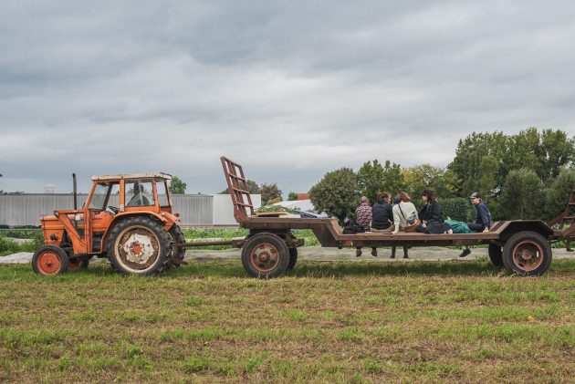 mensen op tractor 