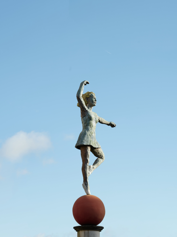 Foto van sculptuur Ballerina op de Veemarkt op een blauwe achtergrond