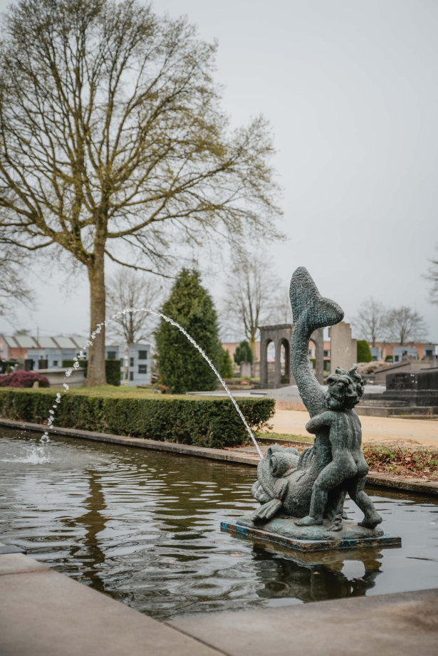 Fontein met Vis en Kind, Koos van der Kaaij