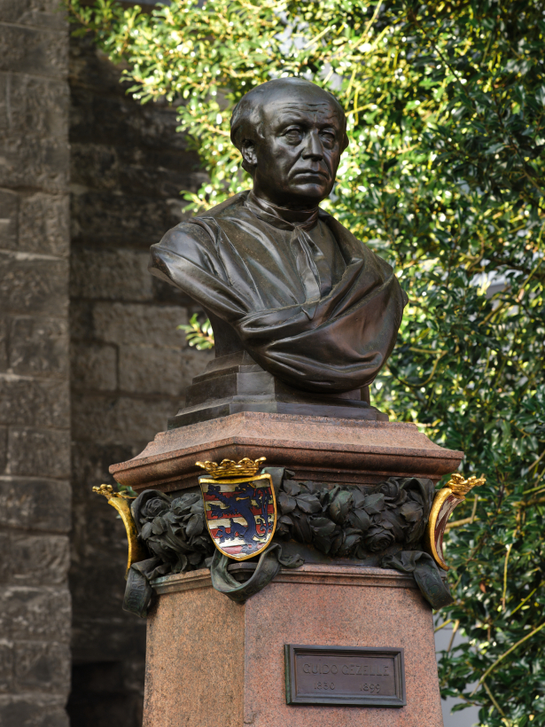 Foto van buste Guido Gezelle