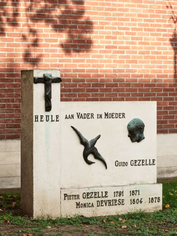 Foto van het monument van de Ouders Gezelle-Devriese