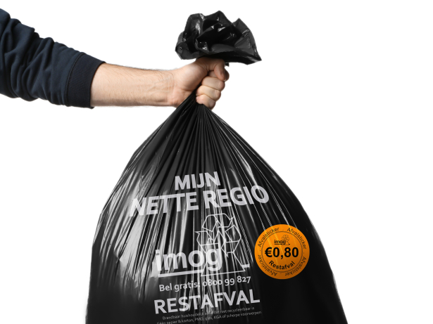 zwarte restafvalzak van IMOG met daarop een oranje ronde retributiesticker van 0,80 euro