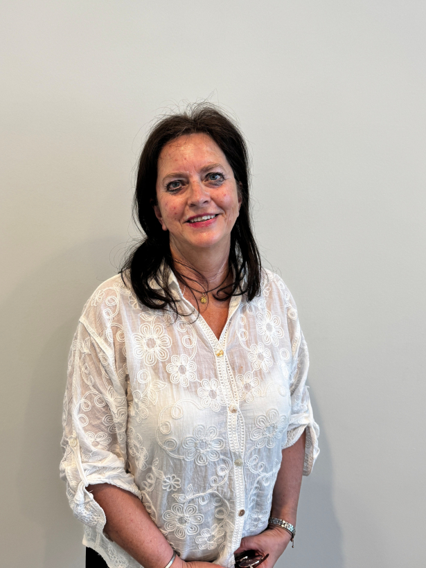 Isabel draagt een witte blouse, ze heeft lang zwart haar