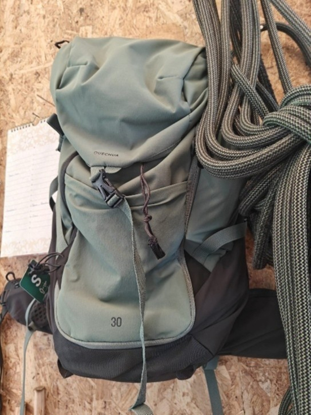 grijsgroene rugzak met klimtouwen
