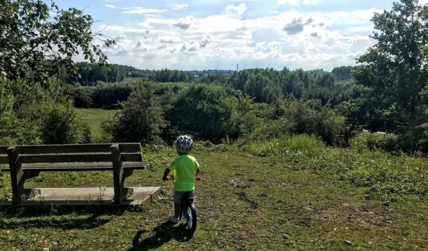 Kind met fiets in natuur