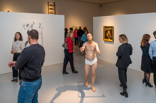 Bezoekers tijdens de nieuwe tentoonstelling van Abby