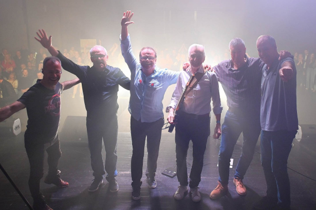 De leden van BFLOYD staan op het podium, de lichten schijnen in hun rug