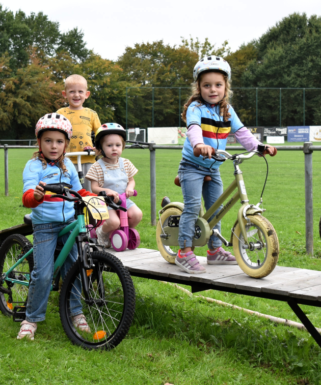 kinderen op het bikeparcours in Rollegem