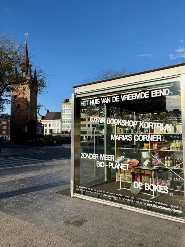 grote kubus met de faire kiosk op de Graanmarkt
