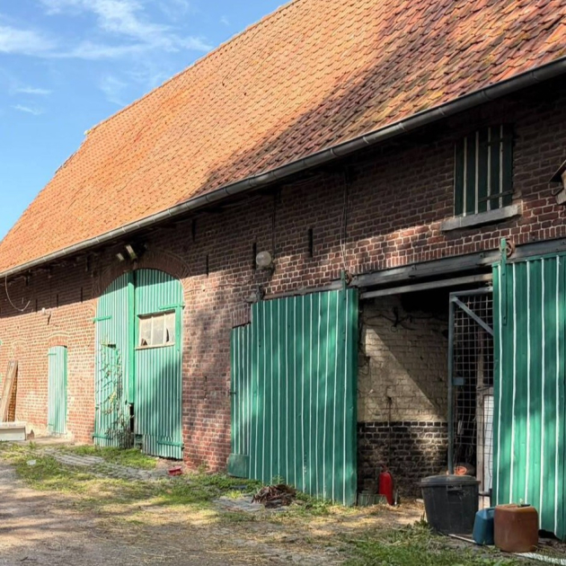 Foto van een open groene deur van hoeve Den Plas