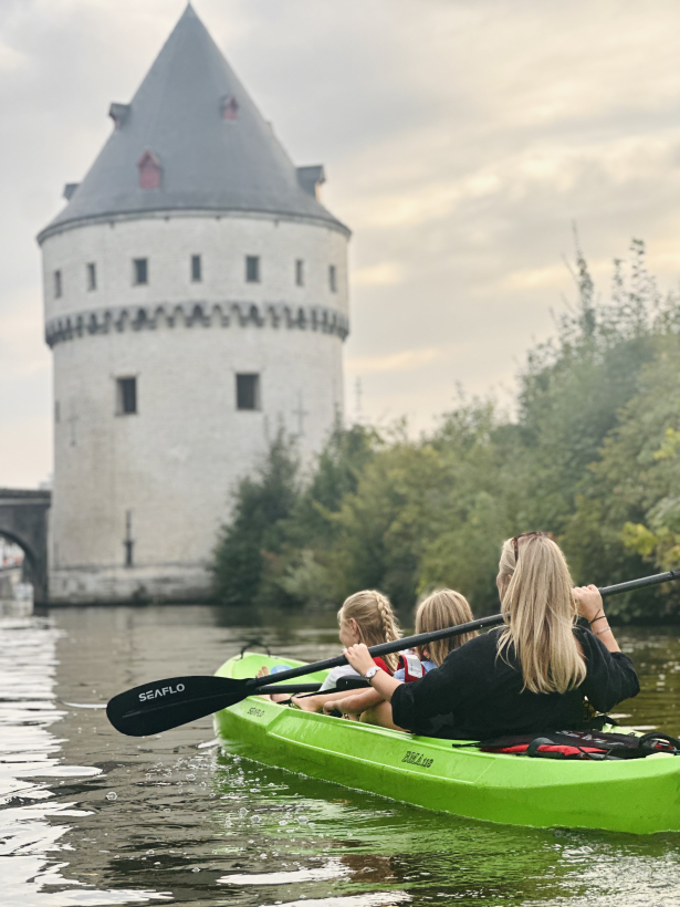 Moeder en twee kinderen in kajak bij Broeltorens