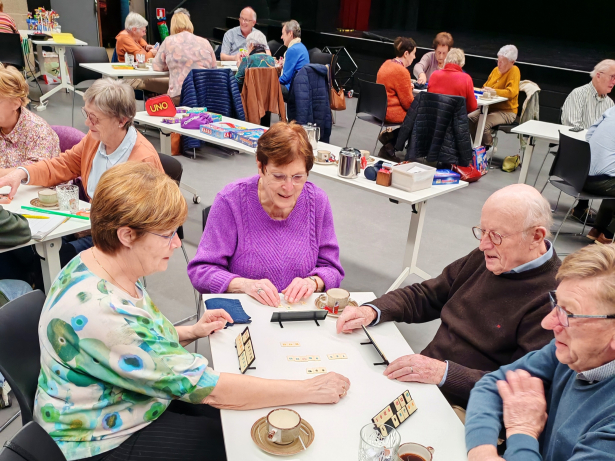 2 dames en 2 heren spelen rummicub 