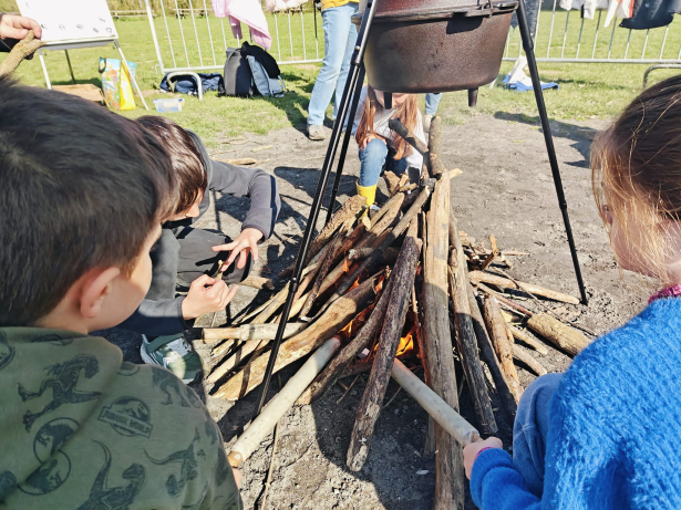 outdoor learning op de warande kampvuurkoken