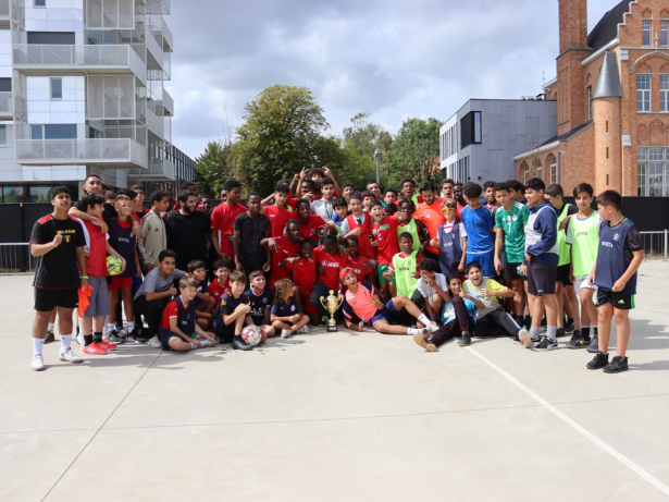 Foto groep jongeren op een pleintje