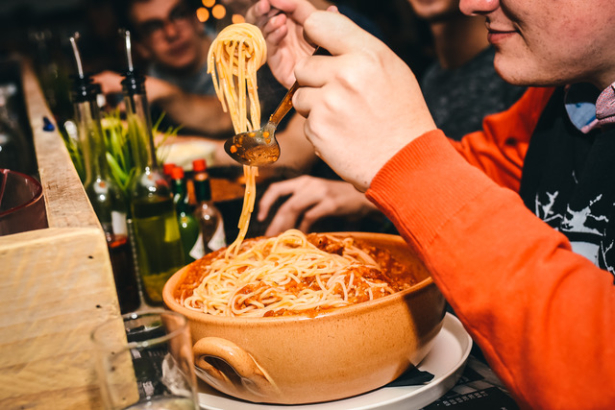 Man eet spaghetti