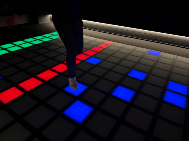 Persoon beweegt op gekleurde tegelvloer