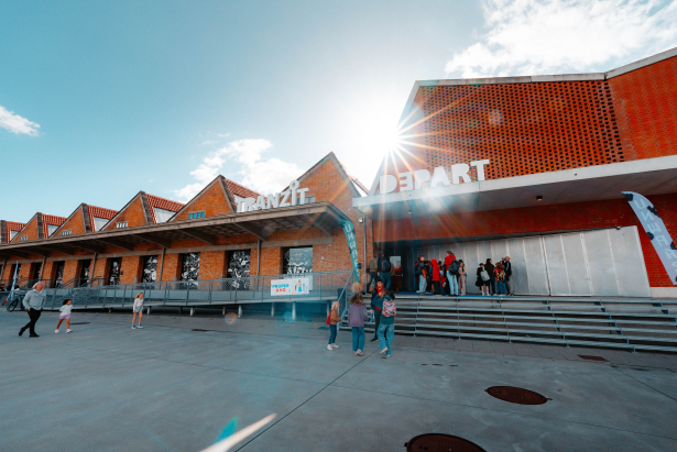 Mensen lopen naar de ingang van Depart