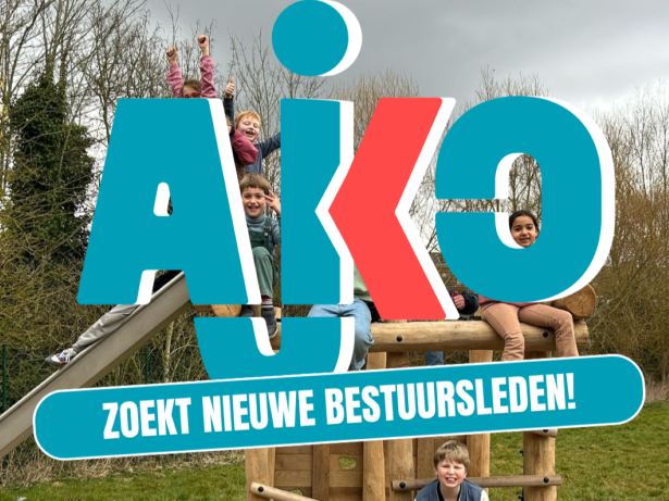 kinderen op een klimtoren met een heel groot logo van AjKo