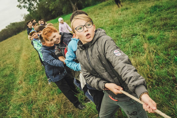 kinderen spelen in open lucht