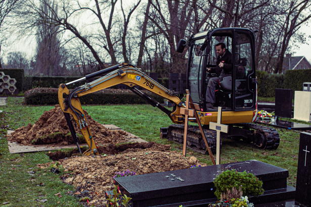 Kraantje ruimt een graf op 