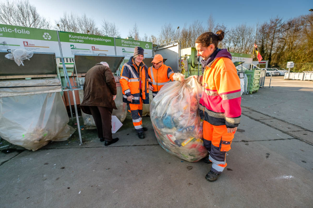 Mensen aan het werk op het recyclagepark
