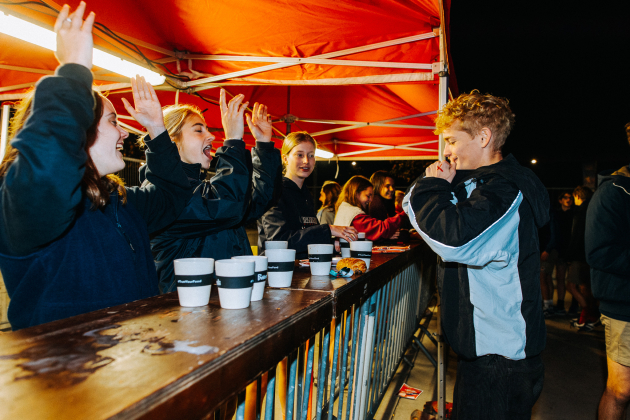 feestende jongeren aan een bar