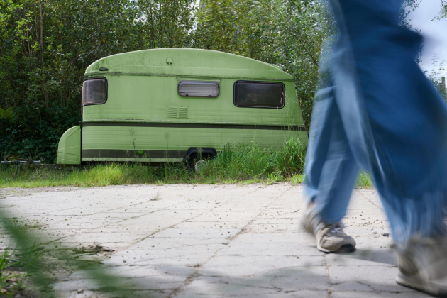 man die wegstapt van een caravan