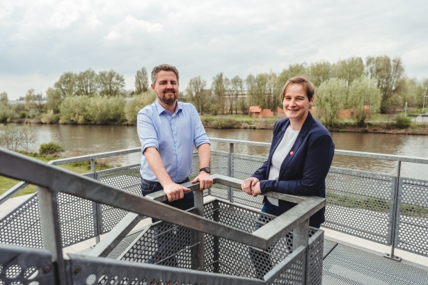 Collega's poseren op een trap