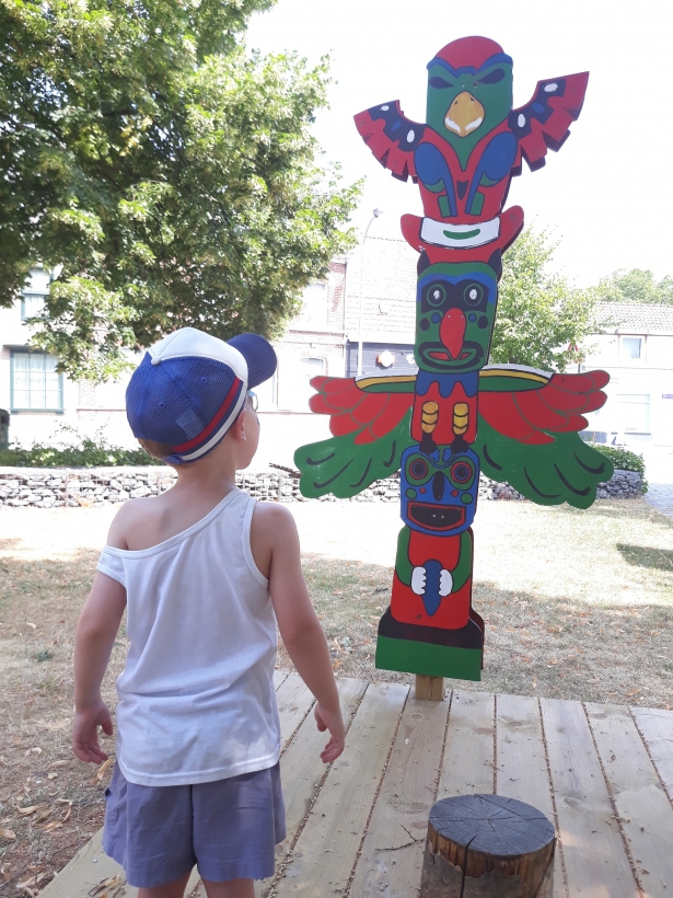 Kerkplein foto jongen met totem