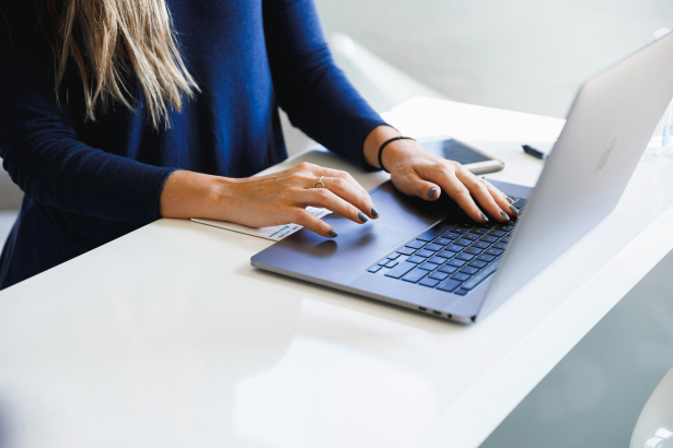 vrouw typt op een laptop