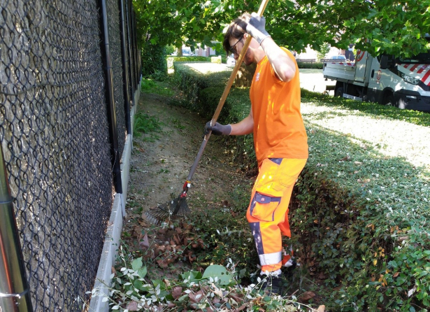 Medewerker groenonderhoud aan het werk