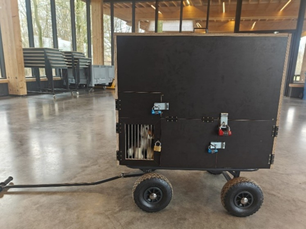 Zwarte escapekoffer op wielen