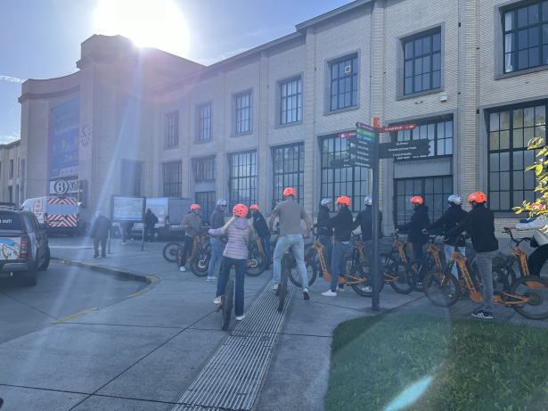 Groep mensen met offroad steps voor station Kortrijk