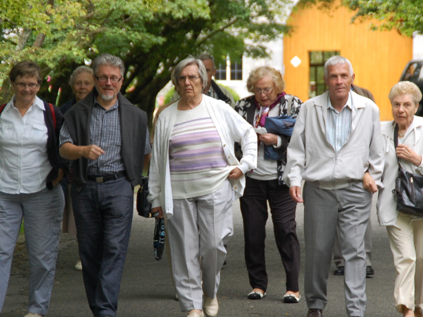 Een tiental mannen en vrouwen zijn op wandel in de stad