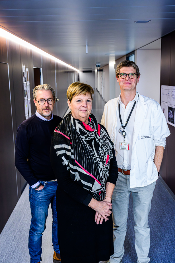 Hilde omringd door Jan Van Cauwelaert en Olivier Vanovermeire (beiden arts in az groeninge en lid Rotary Groeninghe Kortrijk)