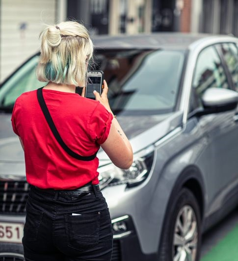 Medewerker scant een nummerplaat.