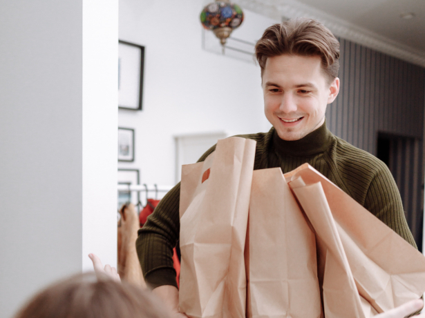 Een man brengt levert boodschappen af
