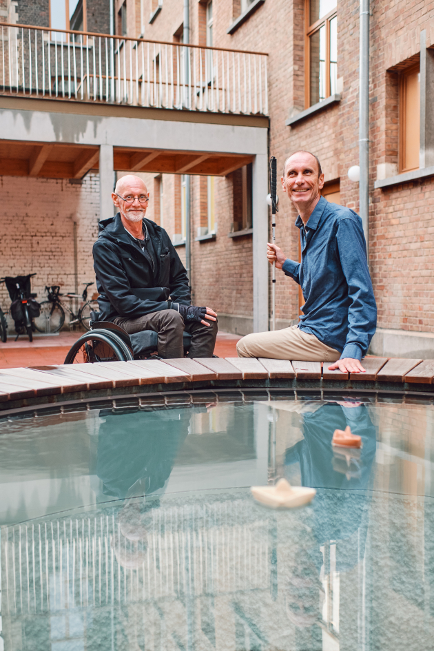 Ansger en Gino op het binnenplein van de schouwburg