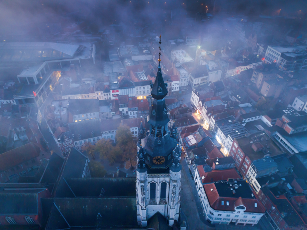 Sint-Maartenskerk vanuit de hoogte genomen met een drone