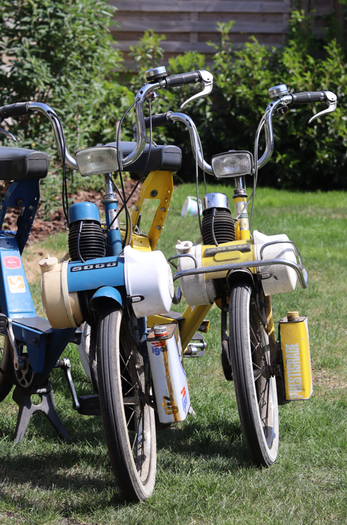 Twee Solex bromfietsen op het gras