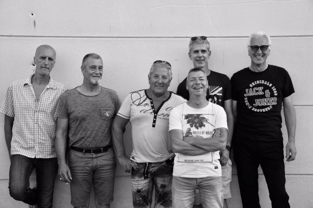 zwart-wit foto van de groep
