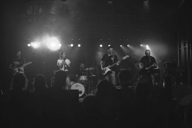 zwart-wit foto's van de band op het podium