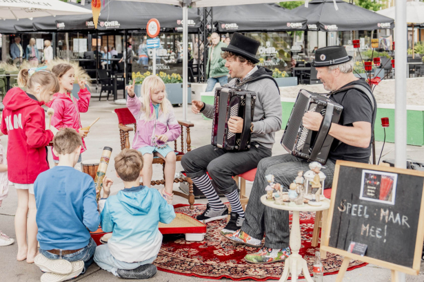 kindjes luisteren naar 2 accordeonisten